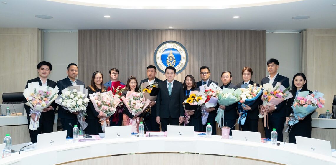 ICT Mahidol instructors received congratulatory bouquets from MU President on the occasion of winning awards from the “National Research Council of Thailand (NRCT),” Fiscal Year 2024