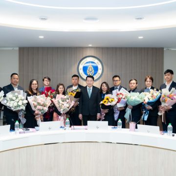 ICT Mahidol instructors received congratulatory bouquets from MU President on the occasion of winning awards from the “National Research Council of Thailand (NRCT),” Fiscal Year 2024